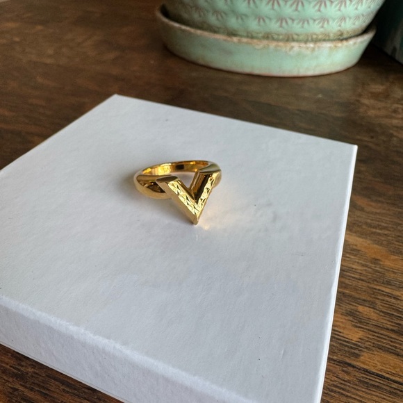 Louis Vuitton Essential Gold Ring - Picture 2 of 8